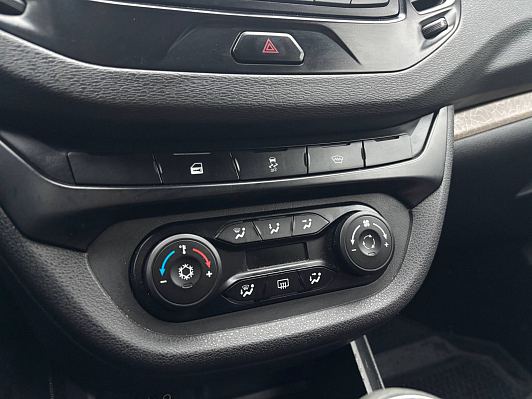 Lada (ВАЗ) Vesta Luxe Multimedia (2017-2019), 2019 года, пробег 92437 км