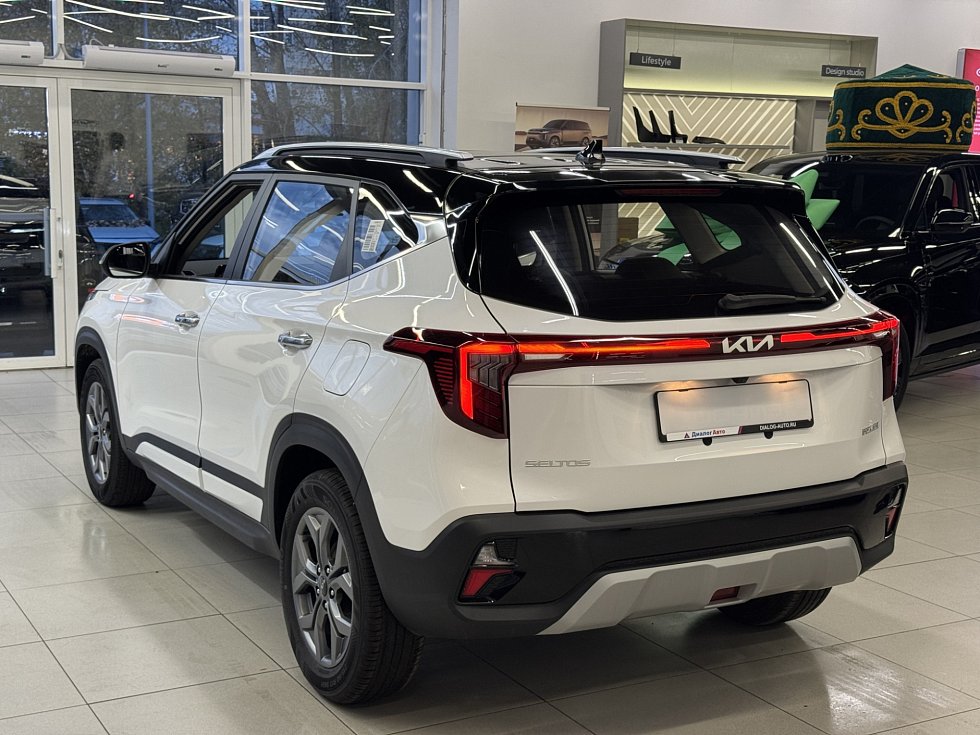 Kia Seltos Premium Edition, белый