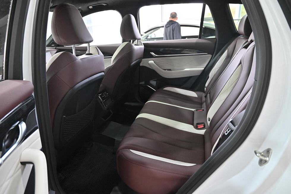 Geely Monjaro , белый