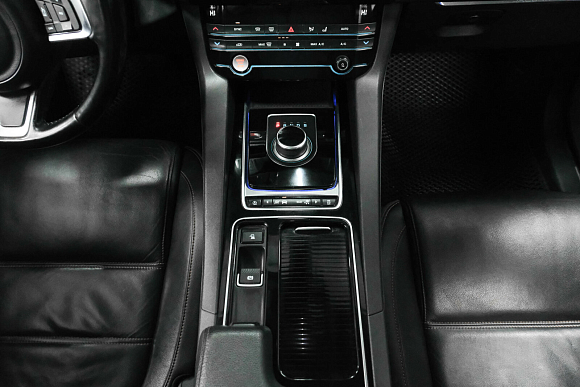 Jaguar F-Pace Pure, 2018 года, пробег 137210 км