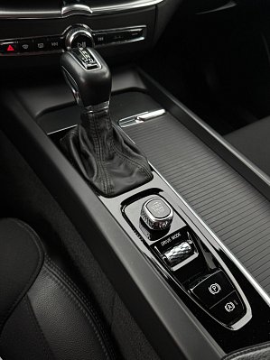 Volvo XC60 R-Design, 2018 года, пробег 85238 км