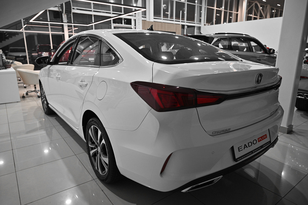 Changan Eado Plus Tech, белый