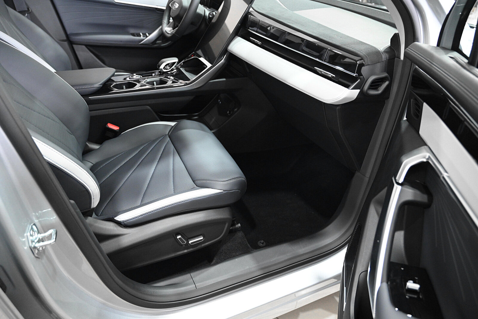 Geely Atlas , серебряный