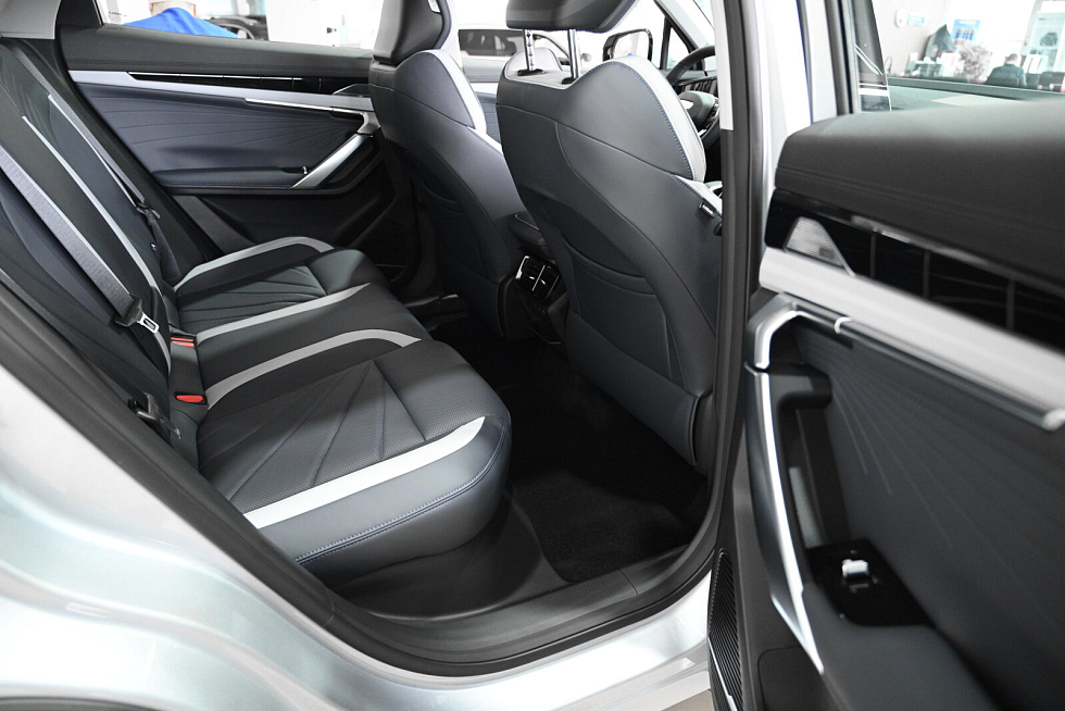 Geely Atlas Флагман, серебряный