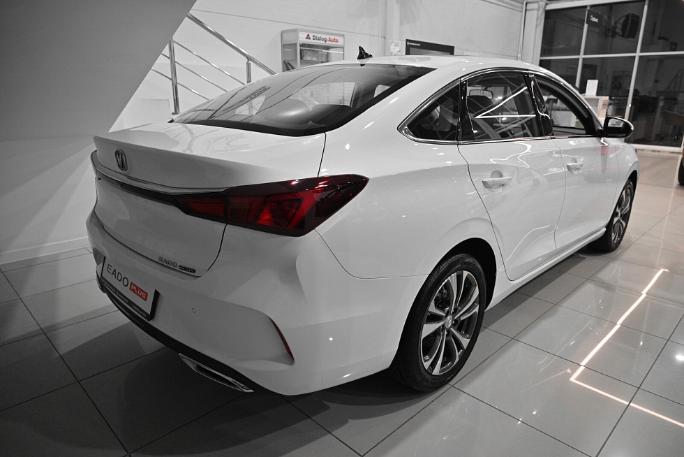 Changan Eado Plus Tech, белый