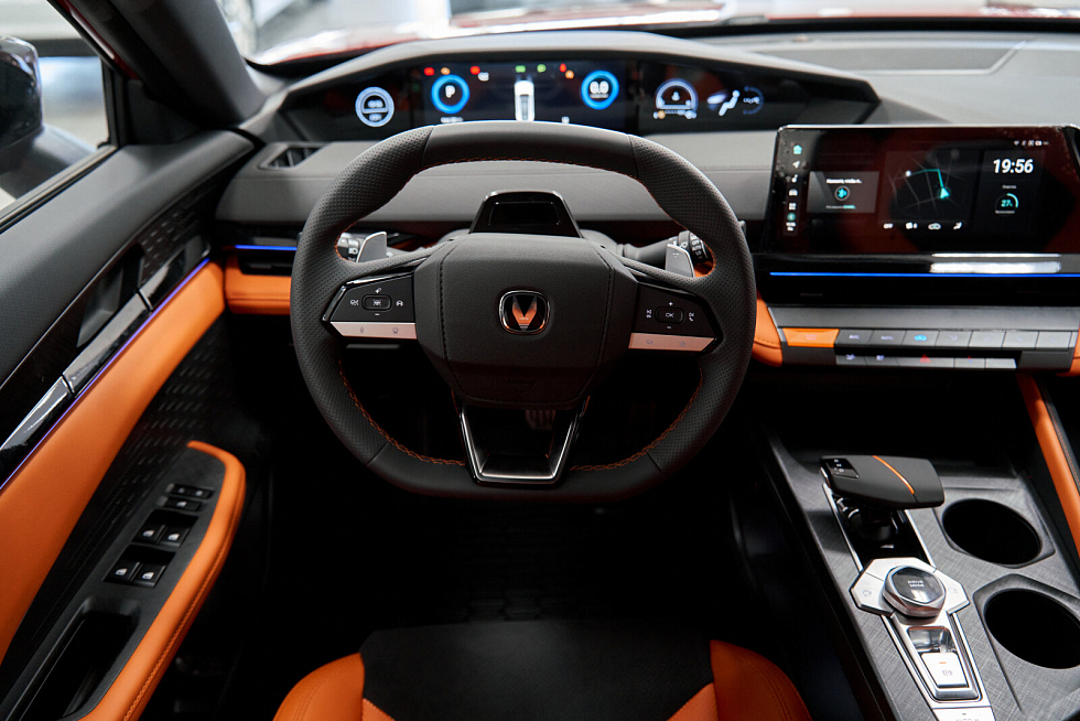 Changan UNI-V Техно, красный