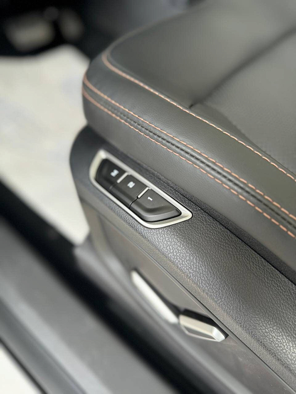 Geely Okavango Флагман, белый