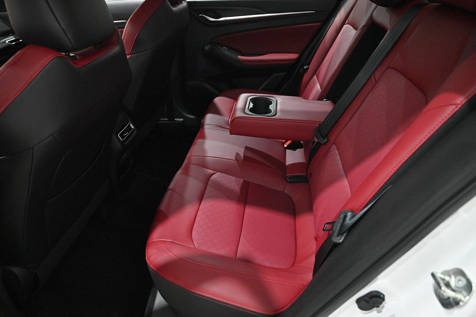 Changan Eado Plus Tech, белый