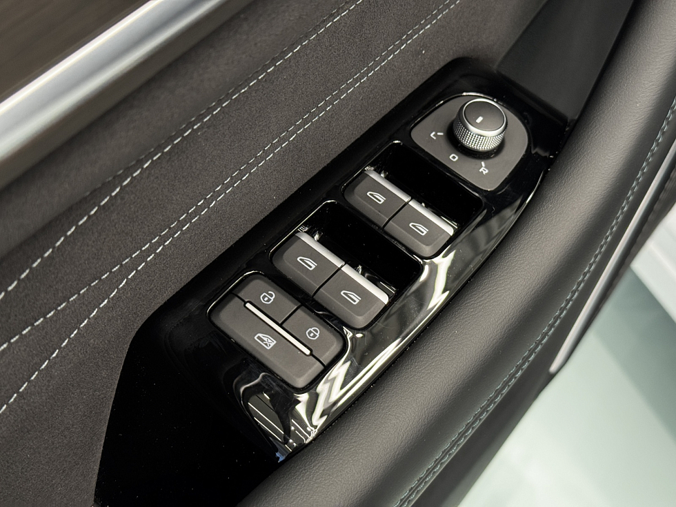 Geely Monjaro Flagship SE, белый