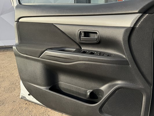Mitsubishi Outlander Intense, 2014 года, пробег 117700 км
