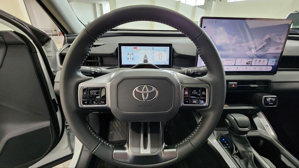 Toyota RAV4 Luxury, белый